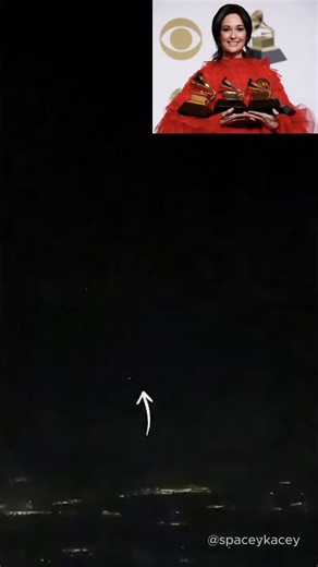 🚨 GRAMMY WINNER KACEY MUSGRAVES FILMS UFO ORBS FOLLOWING HER PLANE — PILOTS SAY THEY SEE THEM “EVERY SINGLE NIGHT”Kacey Musgraves says three glowing orbs tracked her plane for hundreds of miles from the Little Rock area all the way to Nashville… moving in ways she says no aircraft should be able to.In the video, you can see the lights:• Trailing each other in formation• Forming triangle patterns mid-air• Changing color, brightness, and size• Appearing… then disappearing… then coming backShe say