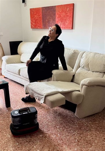 Publi.Si siempre quieres que tus sofás, colchones o alfombras queden impecables sin esfuerzo… Este video es para ti… 🤗 ✨Asi hacemos una Limpieza 🧼 profesional desde casa! 🏠 💦Una limpieza profunda que Se nota desde la primera pasada 👆 Que podemos limpiar 🧼 Almohadas, colchones, alfombras, cojines, sillones etc TODO lo que no podamos meter en la lavadora Os aconsejo 🙋🏻‍♀️ que en el contenedor de agua solo pongas agua 💧 y la solución de limpia-tapicerías Jamás 🙅 Pongas; *Detergente de lav