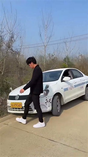 Drivers teach you how to quickly save yourself when your wheels fall off a bump#automobile #accident