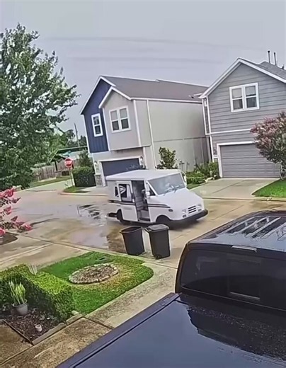 🇺🇸 This USPS carrier is tossing packages onto the concrete like he's a baggage handler at LAX.Un-aliving your Amazon order saved him precisely 3 steps 😂Writers: Mhedi, Michael