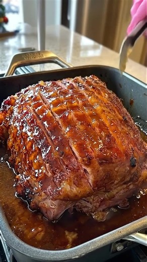 🔥 SAVE THIS RECIPE! 🍯🍖 THE JUICIEST HONEY-GLAZED BAKED HAM! That sticky, caramelized glaze and those juicy, tender slices! 🤤 This might just steal the show at Thanksgiving dinner! 🛒 INGREDIENTS 🍖 For the ham: 1 fully cooked, spiral-sliced ham (8–10 lbs) ½ cup water for the roasting pan 🍯 For the honey glaze: ½ cup brown sugar ⅓ cup honey ¼ cup orange juice 2 tbsp Dijon mustard 1 tbsp apple cider vinegar ¼ tsp ground cinnamon Pinch of ground cloves (optional) 👩‍🍳 HOW TO MAKE IT 1️⃣ Prehe