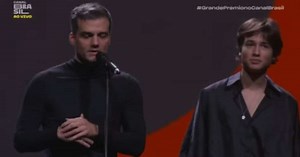 Filho de Wagner Moura encanta fãs por beleza e vozeirão: 'Puxou o pai'