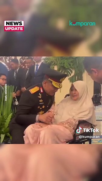 Kapolri Jenderal Pol Suyudi Ario Seto terlihat memeluk dan mencium ibunya. Momen itu terjadi usai Suyudi dilantik Presiden Prabowo Subianto menjadi Kapolri di Istana Negara, Kamis (1/10). Pelantikan ini berdasarkan pada Keputusan Presiden Nomor 96 dan 97 Polri Tahun 2026 tentang Pemberhentian dan Pengangkatan Kapolri dan Wakapolri. 📸: Dok. Istimewa. ⁠ Baca selengkapnya dengan klik link di bio. Cari tahu berita update lainnya dengan download aplikasi kumparan di App Store atau Google Play.⁠ ⁠ 📝