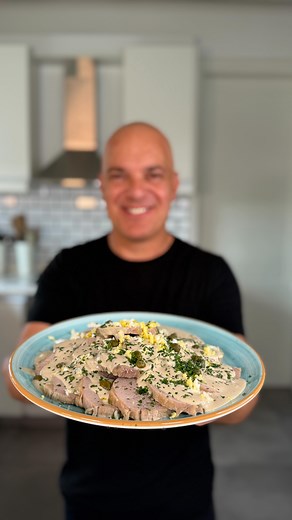 Les comparto la receta de Vitel Tone que hicimos junto a @livian.arg Ingredientes Peceto 1 unid Caldo: Cebolla 1 unidades Puerro 2 unidades Zanahoria 2 unidades Laurel 1 hoja Agua c/n Salsa: Mayonesa Livian original 1 Atún 1 lata Anchoas 4 unidades Alcaparras 15 gr Huevo duro 3 Mostaza Livian 2 cucharadas Caldo de cocción c/n Huevos picados a gusto Perejil picado a gusto ELABORACIÓN: 1. Cortar las verduras para el caldo, en trozos. Colocar en una olla con abundante agua. Llevar a hervor 2. Coloc