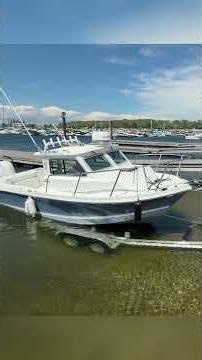 How to Guide a Boat onto a Trailer in Windy Conditions #boat #boating #boatlife #howto #shorts