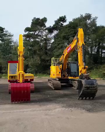 30K views · 1K reactions | From past to present. The newly restored #JCB 6D alongside a modern 245XR showing off their differences at Andrews plant hire and haulage. Discover more: brnw.ch/21wED9p. | JCB | Facebook