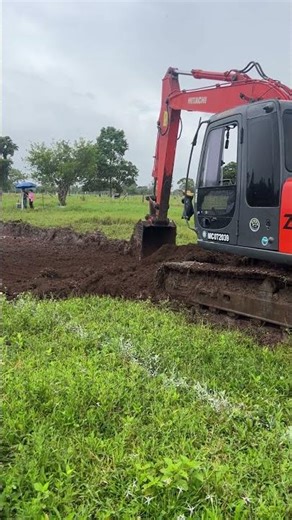 This is what the work of an expert tracked excavator operator looks like.