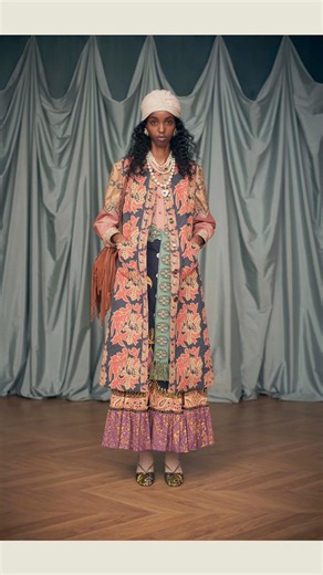 Cris Mata ☀️ on Instagram: "Vi este trend y tuve que hacerlo 🥰 “cosas que para mí son Chic BEAUTY/MODA” Me encantaría saber que cositas consideráis vosotras “chic”!? 🥰🩵"