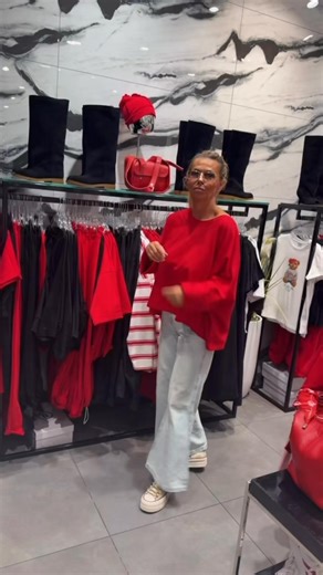 Red kiss to zdecydowanie kolor Pani Romy ❤️ Basic nietoperz - rozmiar uniwersalny 📲 514-124-555 | By o la la - Bydgoszcz Focus