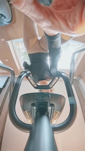 Seeing the world through my eyes. ✨ Ich habe heute einfach mal wieder die Perspektive gewechselt und alles so eingefangen, wie es sich anfühlt: hautnah und absolut ungeschönt. Für mich bedeutet Artistlife vor allem eines: die Freiheit zu haben, genau das zu zeigen, was ich bin – ohne Filter, ohne Umwege, einfach echt. Das bin ich, das ist mein Space. Schön, dass ihr mich auf diesem Weg begleitet. #AnikeEkina #RealTalk #PerspectiveShift #ArtisticFreedom #Empowerment