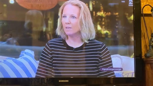 Christine Rehn Jensen. Datteren som har en mamma som ikke ville ta vaksine. Hun forsøker å minimere inntaket av prosessert mat og tilsetningsstoffer, og ønsker å spise sunnere. Saken er helt hinsides all fornuft. Den stakkars mammaen blir av den grådige datteren koblet til alt av skyld via assosiasjoner. Hun er medlem i en gruppe der moren ikke engang er aktiv, men kun observatør – slik datteren selv var da hun, ifølge seg selv, spionerte for å finne materiale til boken sin. Det hele virker absu