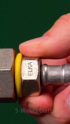 Rubber gasket for pipes from balloon 🪛 | 5-Minute Crafts