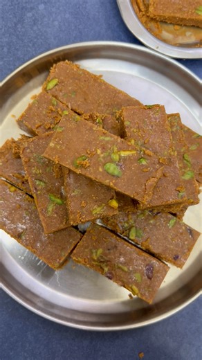 3.1M views · 18K reactions | बेसन सूजी की बर्फी - बिना चाशनी के | Barfi in 5 Minutes #InstantSweet #BarfiRecipe | Cooking With Reshu | Facebook