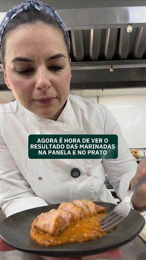 Ontem eu te mostrei como preparar as três marinadas pra carne suína 🐷✨ Hoje é a parte que muita gente não sabe: como preparar depois. Se você congelou, retire do freezer e deixe descongelar na geladeira. Só aí você segue com as instruções do vídeo. A boa notícia é que duas delas, a oriental e de laranja, seguem o mesmo raciocínio ⛩️🍊 💬 E agora eu quero saber: Você gostaria de ver carne suína no nosso menu da Naturallis? Comenta aqui embaixo: SIM ou NÃO, quero ouvir vocês. E se você prefere pr