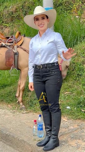 🐴 A woman’s charm before the horseback adventure 🇨🇴 #amazonas4k #colombia