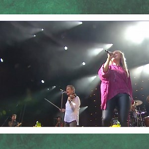 🐟 Geddens tænder 🐟 "...sætter tavsheden på krogen jagter gedden i mig selv" Forudbestilling af album, klik her: https://LarsLilholtBand.lnk.to/LivePaaSmukfest-forudbestil Geddens tænder handler om at gå ned til Gudenåen og jagte gedden i dig selv. Selvransagelse. Jeg nyder Malenes sang. Sangen er nr 07 på det nye album, Live på Smukfest🌳 | Lars Lilholt Band