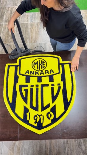 GG Tufting - Tufting Halı - Dekoratif Halı on Instagram: "MKE Ankaragücü Tufting Duvar Halısı 💛🖤 Sarı-lacivert ruhu el emeğiyle ilmek ilmek dokudum. Logo detayları ve net hatlarıyla bulunduğu ortama direkt karakter katıyor. 🧶✨ Satışı yoktur. ——— #tufting #rugs #tuftingart #tufted #ankaragücü"