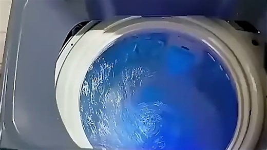 志高CHIGO全自动洗衣机4079型号，高效洁净新体验。一键启动，深层去渍不伤衣，低噪节能更省心。出差回家、宝宝衣物、换季清洗全搞定，轻松享受干净生活！