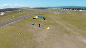 When you learn to skydive, once you open your parachute, you’re not completely alone. Radio communications are used at most drop zones to help students land their parachutes safely. Someone suitably qualified on the ground will be watching you fly, giving you guidance and directions as needed via a radio headset connected to your helmet. 🎥 via Skydive Oz & Skydive Byron Bay | Australian Parachute Federation