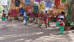 #Times360Malawi Kungoni Centre of Art and Culture ku Mua ku Dedza chaka chilichonse mwezi wa August kumakhala mwambo wowonetsa chikhalidwe. Mwambowu umayamba ndi misa kenako kumabwera magule. Ulendo uno, misayi amakumbukira yemwe adayambitsa Kungoni Father Claude Boucher womwe amadziwikanso kuti Achisale. Mukanemayi gulu laku Dzaleka Refugee Camp ku Dowa la Amahoro Drummers kuwonetsa gule wawo. (Wolemba ndi kujambula Sam Banda Jnr) | Times 360 Malawi