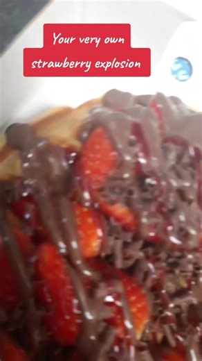 strawberry explosion #eversosweet #dessert#food #waffle#foryoupage #foryou