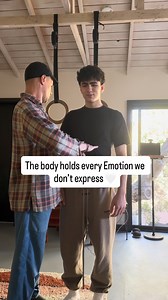 The solar plexus holds pressure, stress, and unspoken emotion. This is a gentle solar plexus release I did with a 17-year-old — focused on safety, breath, and nervous system regulation. When this area softens, the body can finally: • Exhale fully • Digest better • Calm the nervous system • Release stored tension and anxiety No force. No pushing emotions. Just creating space so the body can do what it already knows how to do. This work is about regulation, not fixing. About helping the nervous sy