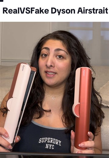 Och med denna videon så lämnar jag dyson-kaoset kvar i 2025 - men behåller min riktiga! (For english viewers: I’m comparing a fake Dyson Airstrait vs a real one, the light pink one is the real one and the more redpink/darker one is the fake one, hope this helps cause I had a hard time finding any information myself). #dysonairstrait #dyson