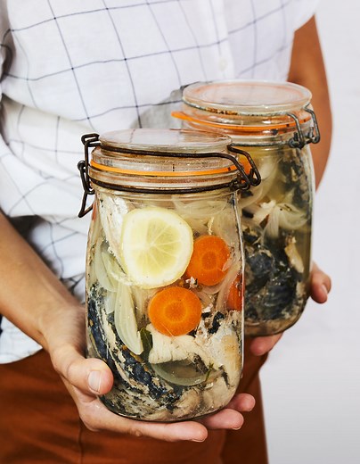Conserve de maquereaux au vin blanc et aromates pour 6 personnes - Recettes - Elle à Table