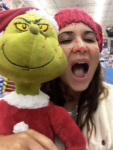 Carolina Arouca on Instagram: "#tbt um pouco natalino, um pouco de todo resto 1) Outubro de 2018 quando comprei o meu Grinch em Atlanta (sim, estou sentada dentro do carrinho) 2) Outubro de 2018 quando comprei o meu Grinch em Atlanta 3) Outubro de 2018 quando comprei o meu Grinch em Atlanta (estou sentada dentro do carrinho e a @mabaluu está empurrando) 4) Los Angeles, Julho de 2018 5) Charlize em Abril de 2018 6) Puerto Natales, Chile, Fevereiro de 2018 7) Farol Santander, Fevereiro de 2019 8)