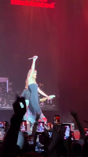 🎥| Full performance of Taylor Swift performing Love Story with Lainey Wilson at TEU!