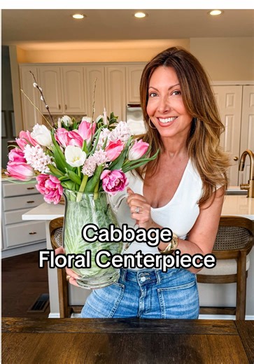 Cabbage Vase 🌸 cabbage-inspired floral styling is everywhere right now, but this is an effortless take. Start by filling the vase with water, then gently tuck cabbage leaves inside the glass to create that beautiful soft green lining before adding the flowers. The leaves give the arrangement that lush, garden-gathered look and make the blooms pop — all without carving into a whole cabbage or worrying about anything spoiling. Such a fun little trick for styling a spring table, Easter brunch, or 