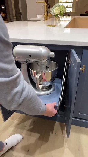 Stand Mixer Lift! #perfectmatch #kitchenaidmixer #standmixer #kitchen #kitchenhacks #kitchendecor #fyp #fyppage