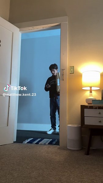 Navigating Grindr and Scruff in Today’s Dating Scene