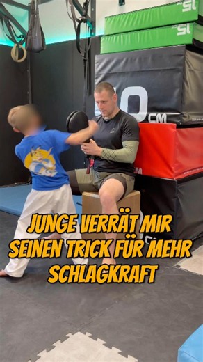 Junge verrät mir seinen Trick für mehr Schlagkraft…