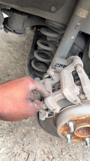 Changing rear electronic brakes manually no scanner or special tools on 2022 Honda accord #batonrougelouisiana #mechanic #honda #quickwork #fyp