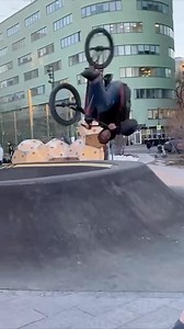 6.1K views · 9.9K reactions | 蘭 @b04ing ‍♂️ #sportextreme #bmx #streetstyle #urban #urbanstyle #skate #bikelife #bikelove #action #wow #crazy #fail #what #velo #freestyle #goodvibes #cool #bro #friend #viralreels | Sports Extrême Club | Facebook