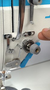 1.6M views · 14K reactions | Tutorial de costura: Colocación de hilo en maquina recta industrial 瑱 #tutorialdecostura #hacksdecostura #accesoriosdecostura #sewingtutorial #tallerdecostura #clasesdecostura #sewingclasses #sewingchallenge #sewingaccesories | GUMMO | Facebook