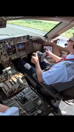 Austrian Boeing 777-200ER Cockpit Experience