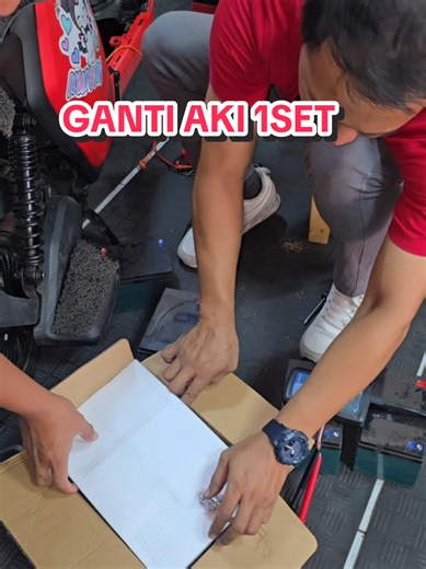 Unit D60 ini datang dengan keluhan gas lemot. Begitu kami test… benar, gas hampir nggak respon sama sekali. Begitu dijelasin penyebabnya, si ibu pemilik unit langsung bilang: “Udah, ganti aki satu set aja. Banyak yang ngalamin kasus kayak gini.” Keputusan tepat. Kalau aki sudah drop dan nggak seimbang, ganti total jauh lebih aman daripada tambal satu-satu. Unit langsung masuk workshop dan kami eksekusi sesuai instruksi. Biar bukan cuma hidup, tapi kembali normal dan layak dipakai. Kalau EV kamu 