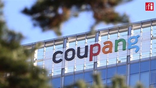 🇰🇷En Corée du Sud, un mois après la fuite massive de données ayant frappé le géant du commerce électronique Coupang, son fondateur a présenté des excuses publiques samedi 27 décembre. Il a annoncé un plan de compensation de plus d’un milliard de dollars (environ 850 millions d’euros), l’un des plus importants jamais mis en place dans le pays à la suite d’un incident de cybersécurité. ➡️Correspondance à Séoul, Camille Ruiz | RFI