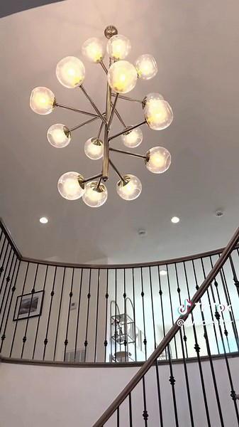 I toured this home and it’s a rare combination of space, privacy, and restraint. Set directly on a golf course with 1.67 acres, it offers the kind of quiet you usually have to leave town to find. 5,300 square feet 4 bedrooms 4 bathrooms Built in 1990 No HOA $1,967,000 The architecture leans rustic, but the execution is clean and intentional. Exposed beams, vaulted ceilings, warm wood tones, and a layout that actually makes sense. It feels like a mountain retreat that decided to settle somewhere 