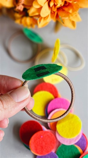 196K views · 6.1K reactions | DIY Hack Every Bow Maker Should Know #crafthacks #artisanmade #giftready #feltcraft #bobbles #feltbows #viraldiy #howto #easytutorials #makersgonnamake #feltingwool #instamakers | Made by Diana | Facebook