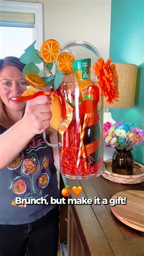 🍾🍊 The sweetest little Mother’s Day gift. It’s bright, bubbly and made for mom! This MOM-OSA gift is so easy and is sure to brighten her day! #bubbly #mimosa #mothersdaygiftideas #champagne #mothersday