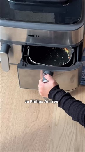 Hoe maak je je Airfryer makkelijk schoon? Baking soda? Azijn? Een geheime hack? Nope. Het beste antwoord is vaak het simpelste: warm water en een beetje zeep 🧼 Zacht voor je Airfryer, doeltreffend voor het vet en zo blijft je Philips Airfryer lekker lang mee. #PhilipsAirfryer #AirfryerTip | Philips Home Living