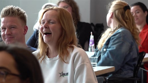 B&B Vol Liefde duurt nog heeeeuuuul lang. En omdat jullie eigenlijk helemaal niet zo lang zonder leuke teksten kunnen, heb ik een verrassing. Een supergezellige dag. Op donderdag 25 april. In Zwolle: Het leukste schrijfevent van Nederland! De vorige 3 edities waren allemaal uitverkocht dus hier moet je gewoon bij zijn. We gaan de hele dag lekker ouwehoeren over hoe je een sterk stukje tekst op papier krijgt. Met of zonder ChatGPT, want ook daar gaan we het over hebben. En hoe je humor in je teks