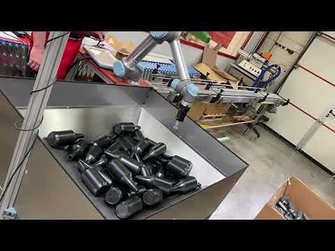 Plastic spray bottles bin picking test cell with Universal Robots
