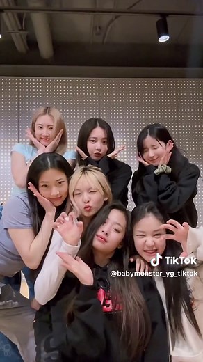 BABYMONSTER: 꽃향기와 함께하는 특별한 순간들