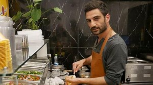 אימרי ביטון: "יש אנשים שתמוה להם ששחקן מגיש להם פיתות ואוכל"