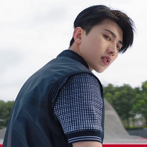 The SS21 #PradaLineaRossa campaign features unique talents in skateparks around the world made to reinvent the iconic Prada red line—a mark that means innovative technicality and modern luxury. Photographed and filmed by Martine Syms Creative director Ferdinando Verderi Discover more: https://tinyurl.com/2d4bh76x Talents: #AustinAugie #BrianaKing #Kun #LeandreSanders #RachelleViinberg #PradaPeople #PradaSS21 | Prada