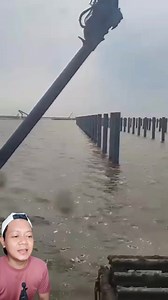 Proses pembuatan pagar laut yang kokoh. | Sahril Idk